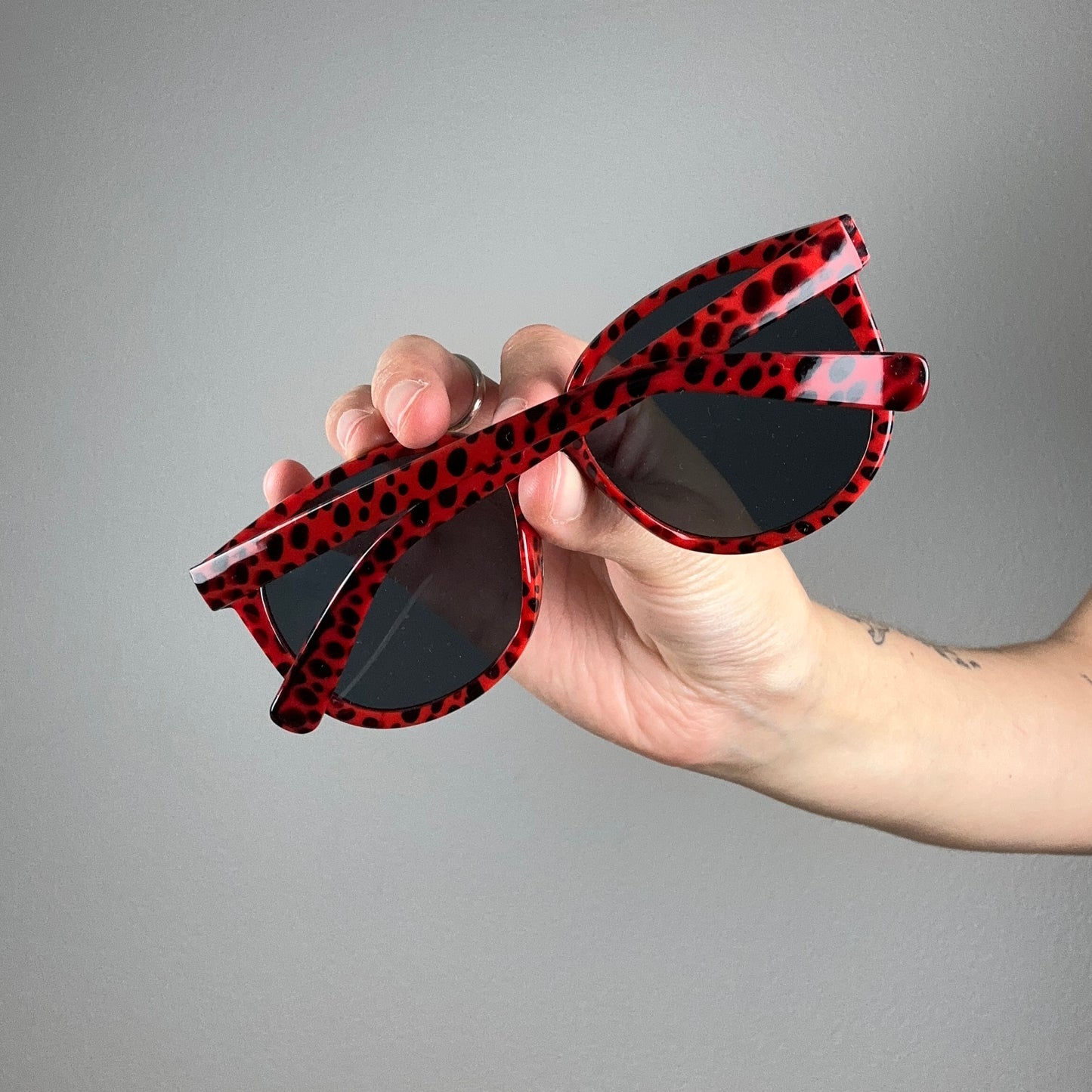 Lunettes de soleil rouges à pois noirs