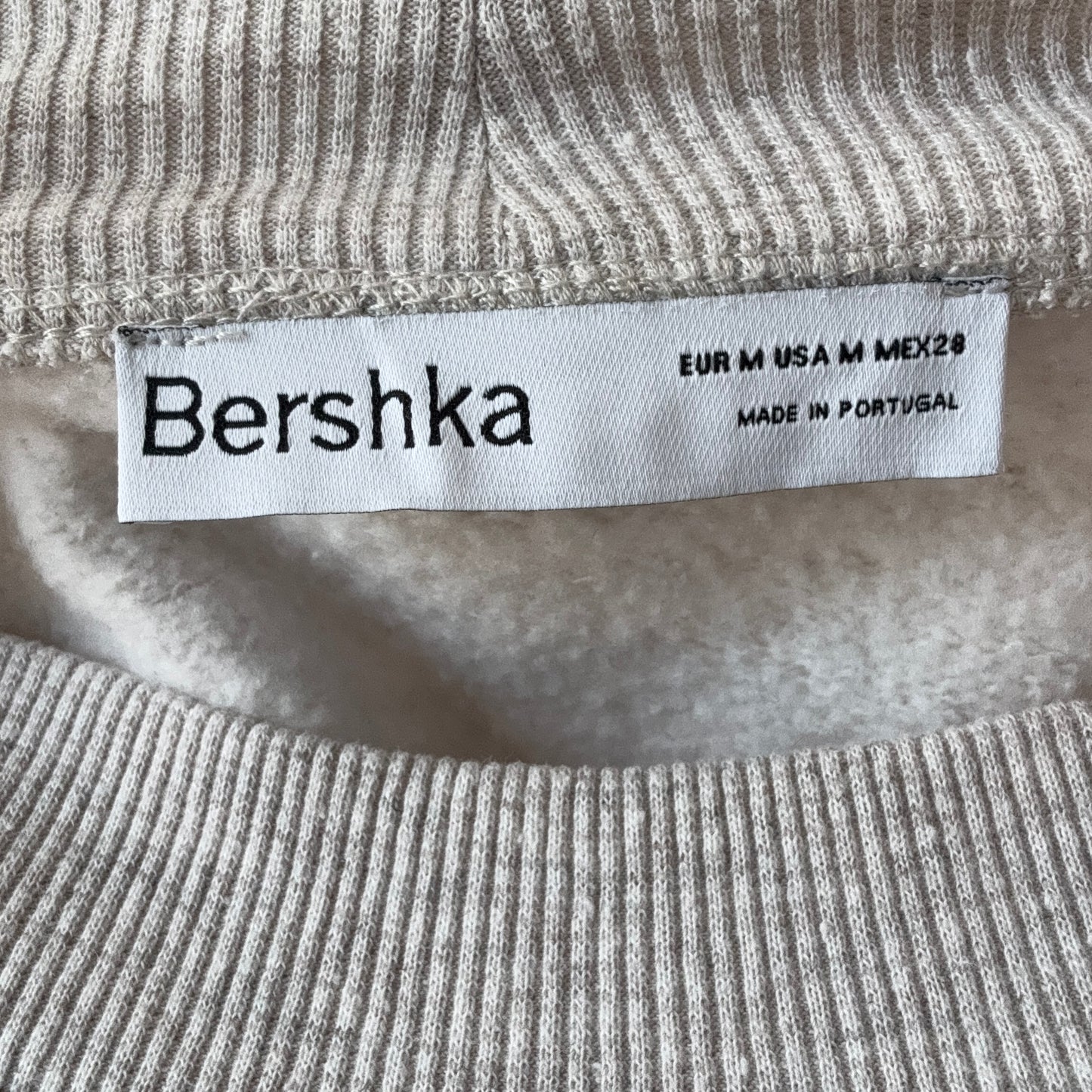 Pull gris avec imprimé sur le devant