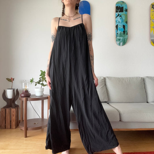 Schwarzer Overall