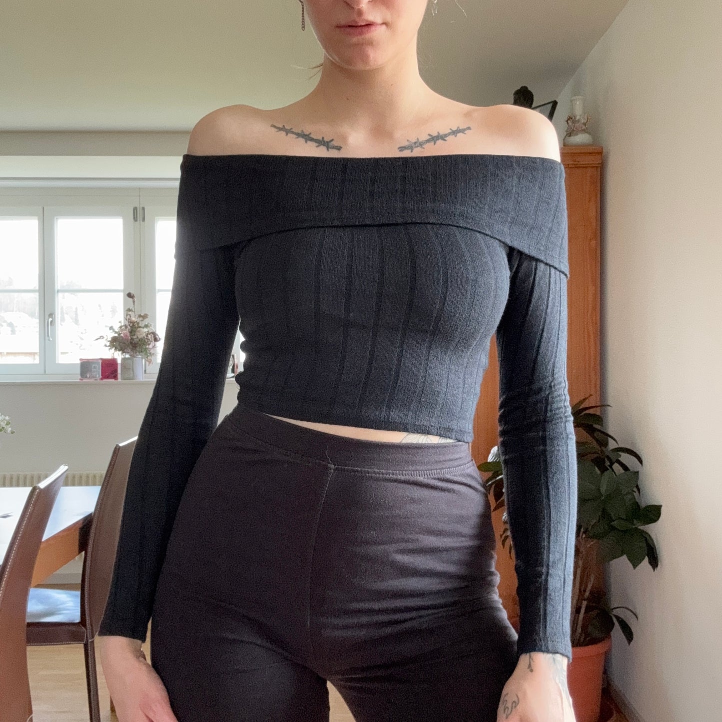 Schwarzes schulterfreies Langarmshirt | Bern