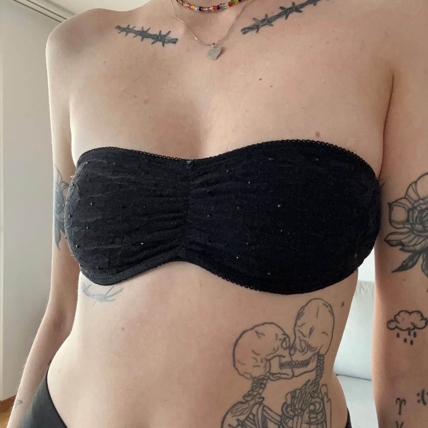 Haut bandeau noir avec de jolies pierres scintillantes