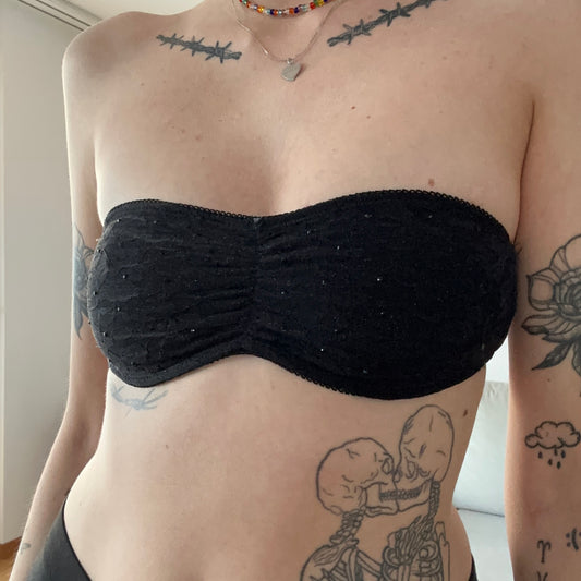 Schwarzes Bandeau Top mit süßen Glitzersteinen