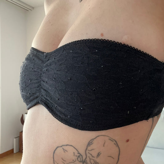 Schwarzes Bandeau Top mit süßen Glitzersteinen