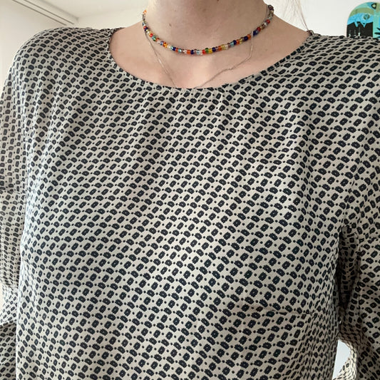 Chemisier beige à motifs noirs