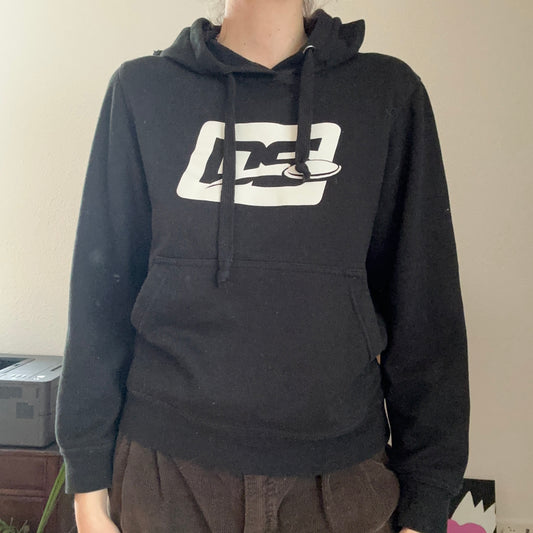 Sweat à capuche noir avec imprimé blanc sur le devant | Rangement