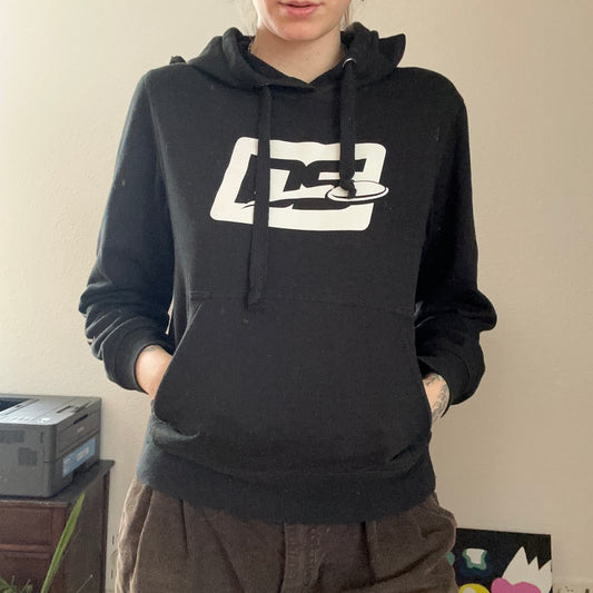 Sweat à capuche noir avec imprimé blanc sur le devant | Rangement