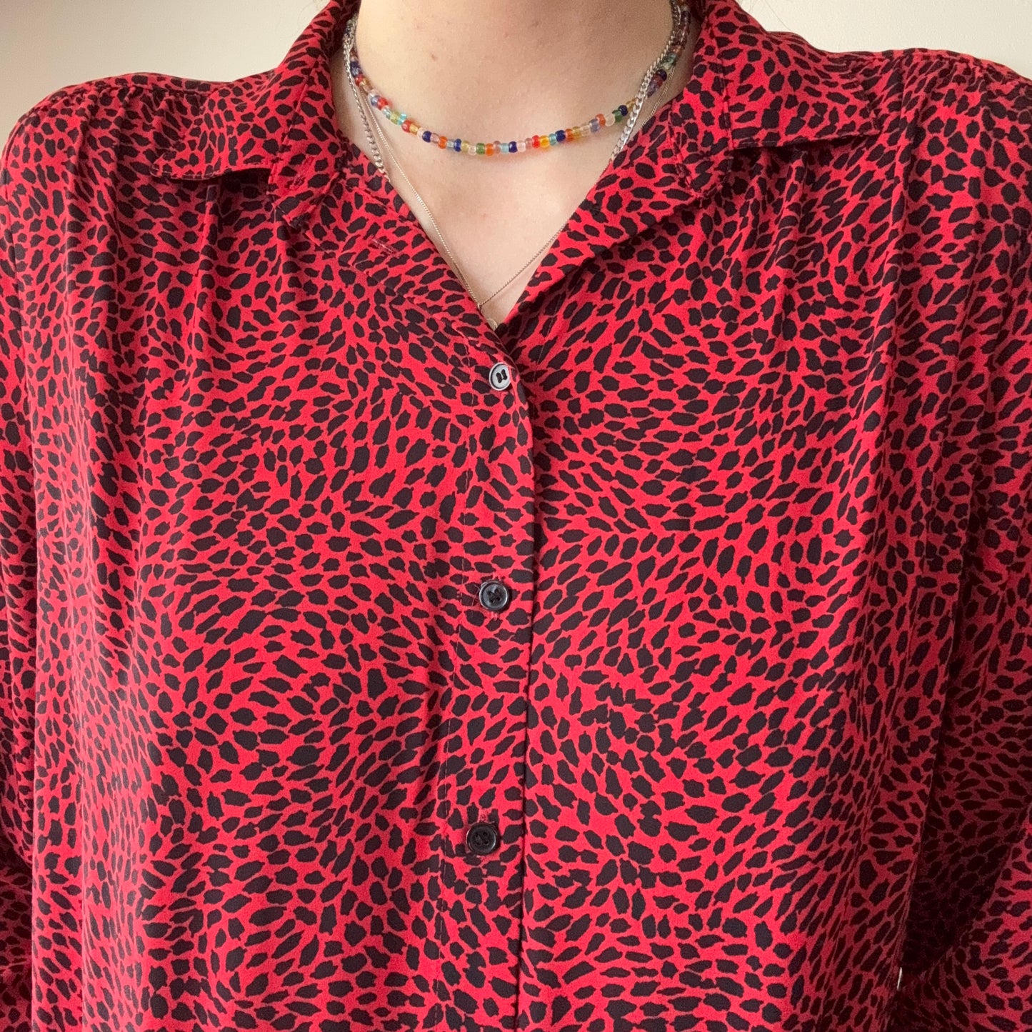 Chemisier rouge à pois noirs