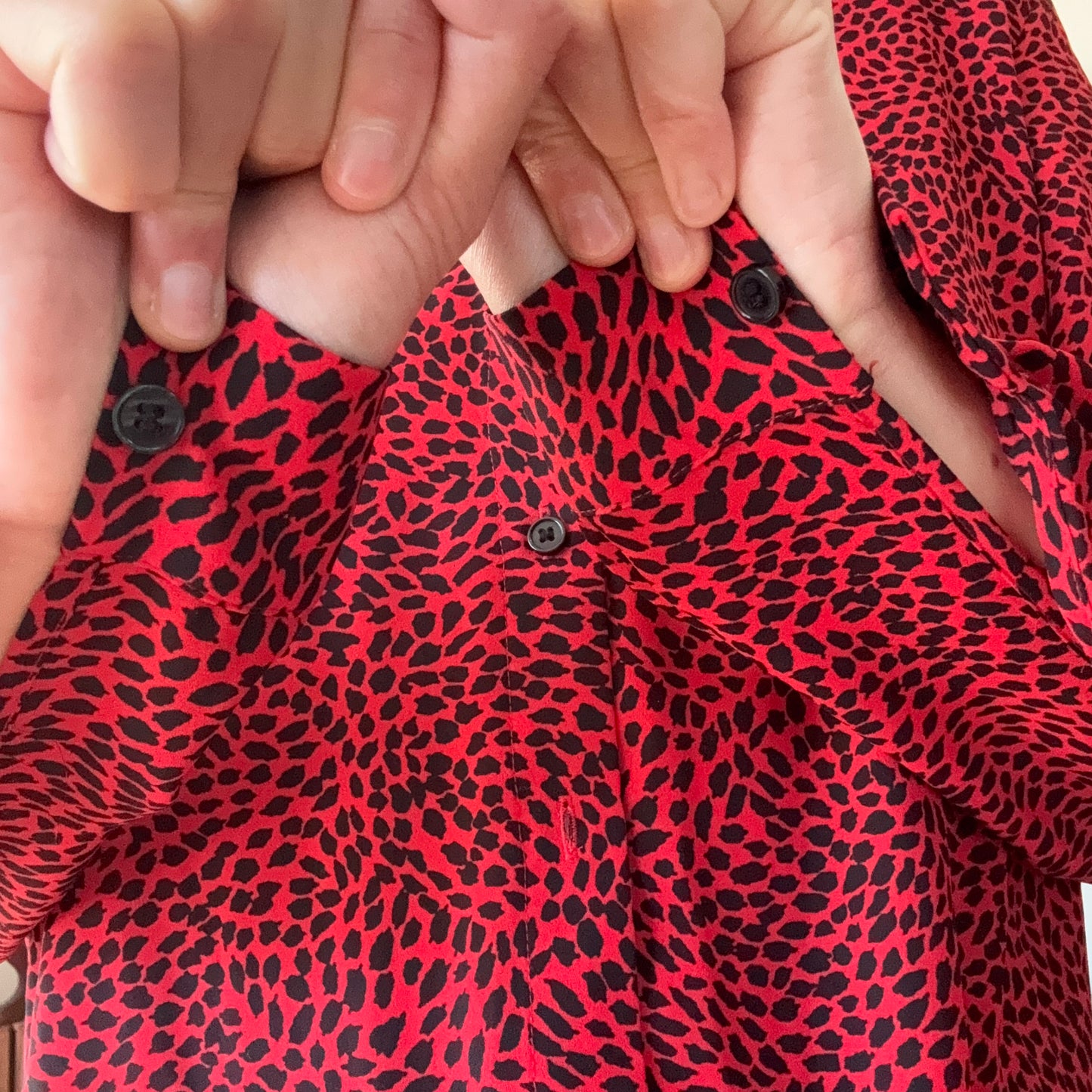 Chemisier rouge à pois noirs
