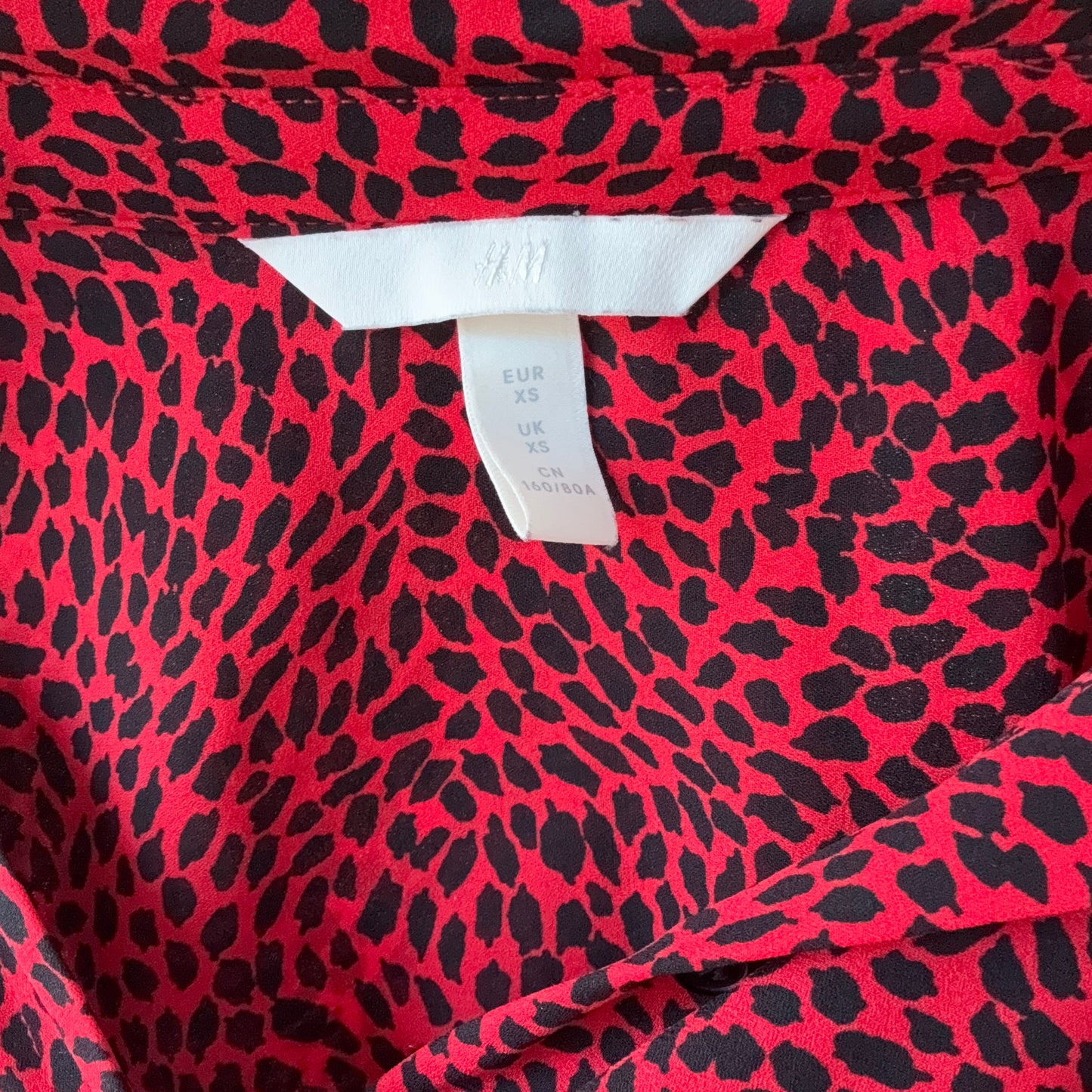 Chemisier rouge à pois noirs