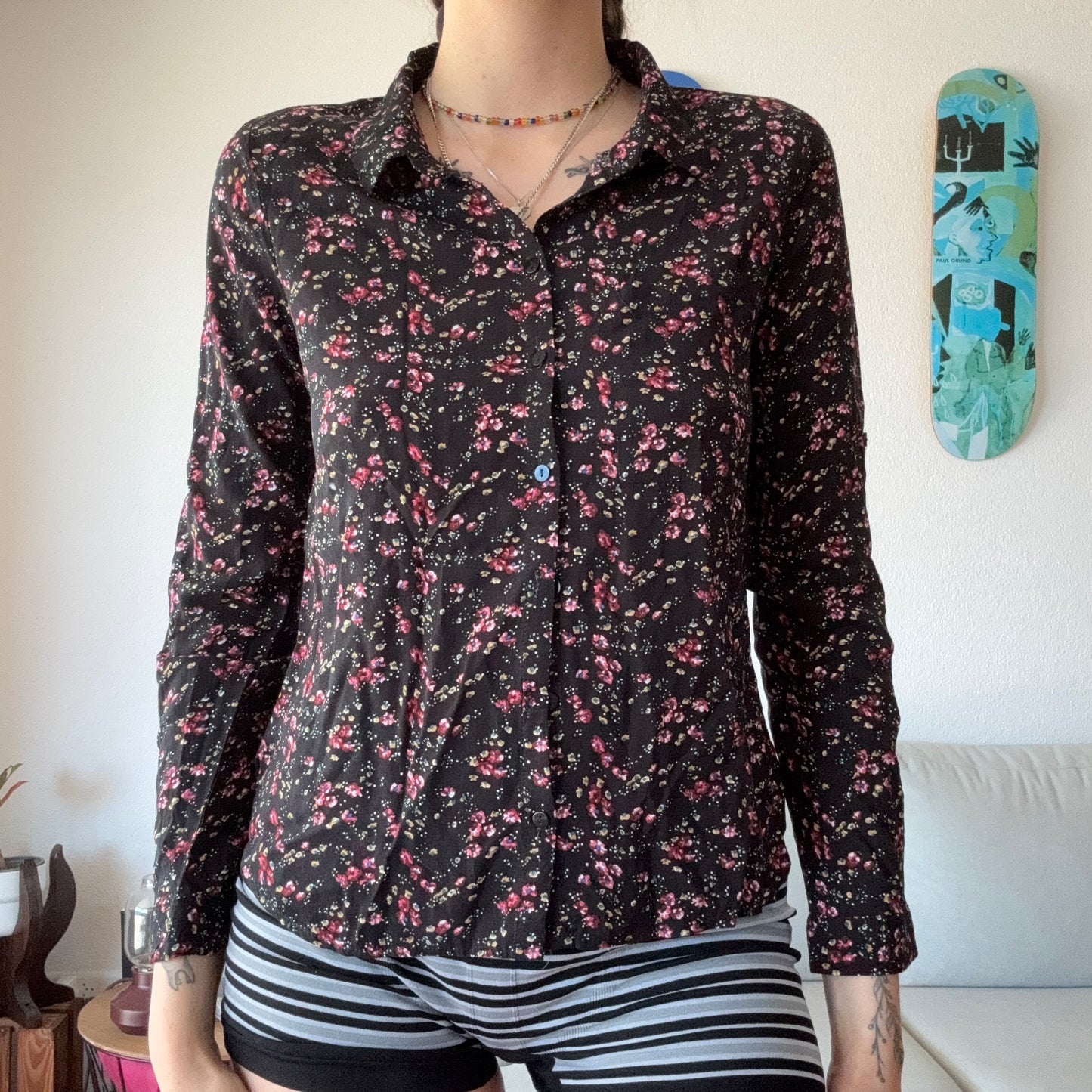Schwarze Bluse mit rosa Blumenmuster | Bern
