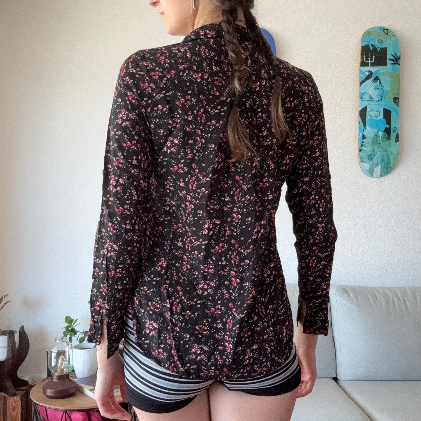 Schwarze Bluse mit rosa Blumenmuster | Bern