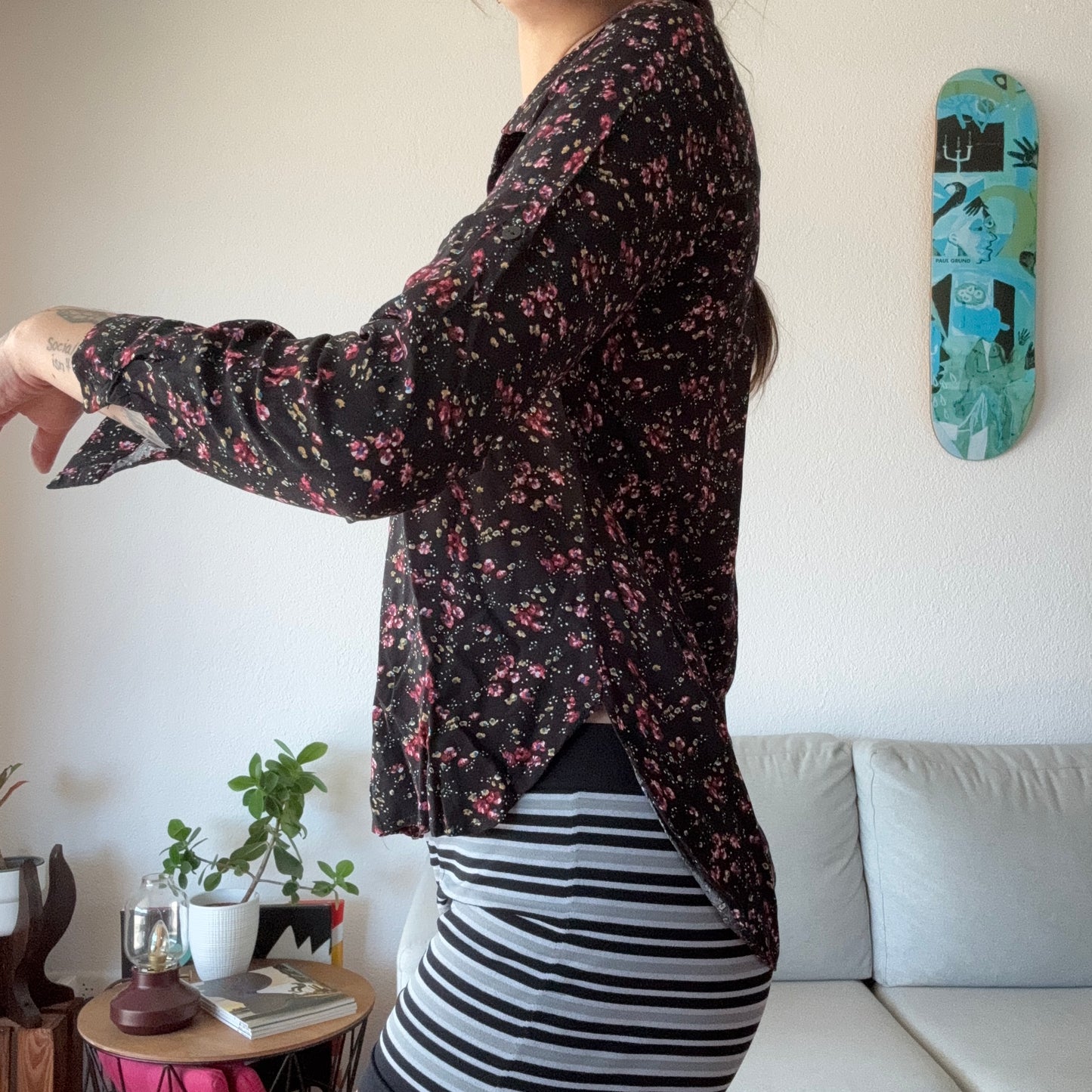 Schwarze Bluse mit rosa Blumenmuster | Bern