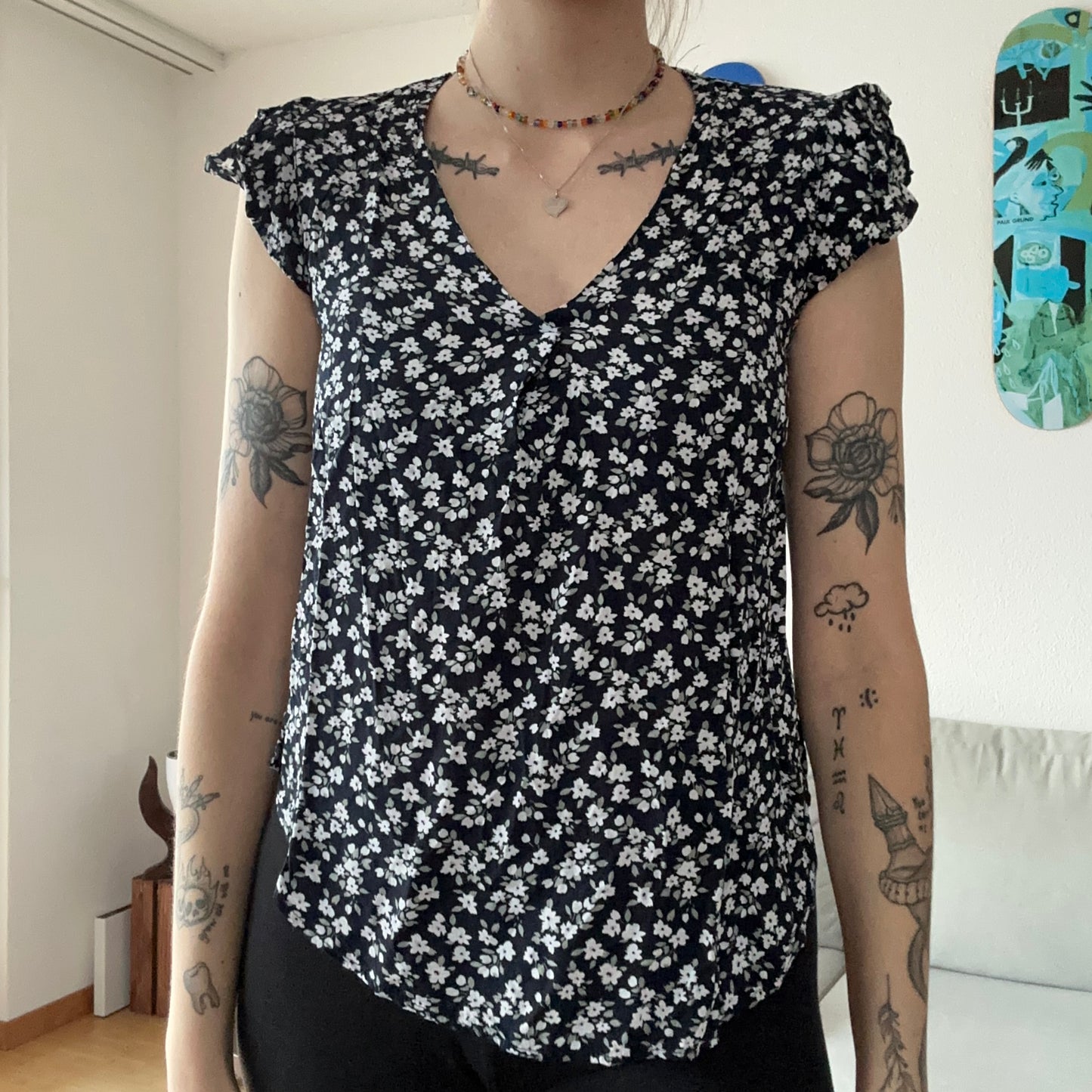 Schwarzes Shirt mit weißem Blumendruck