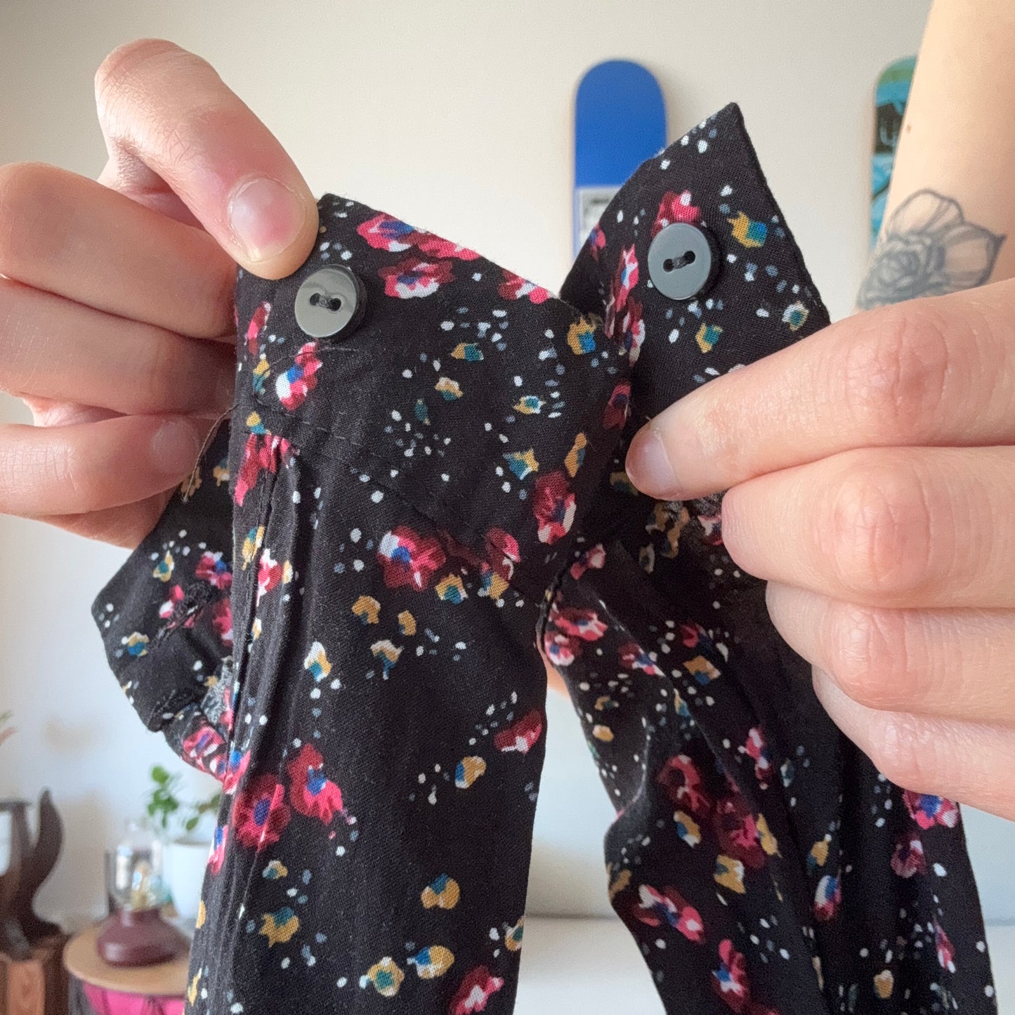 Schwarze Bluse mit rosa Blumenmuster | Bern