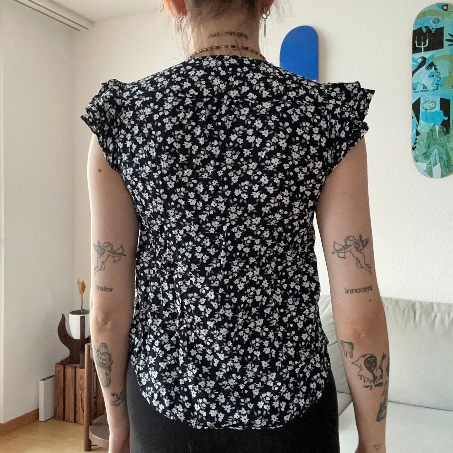 Schwarzes Shirt mit weißem Blumendruck