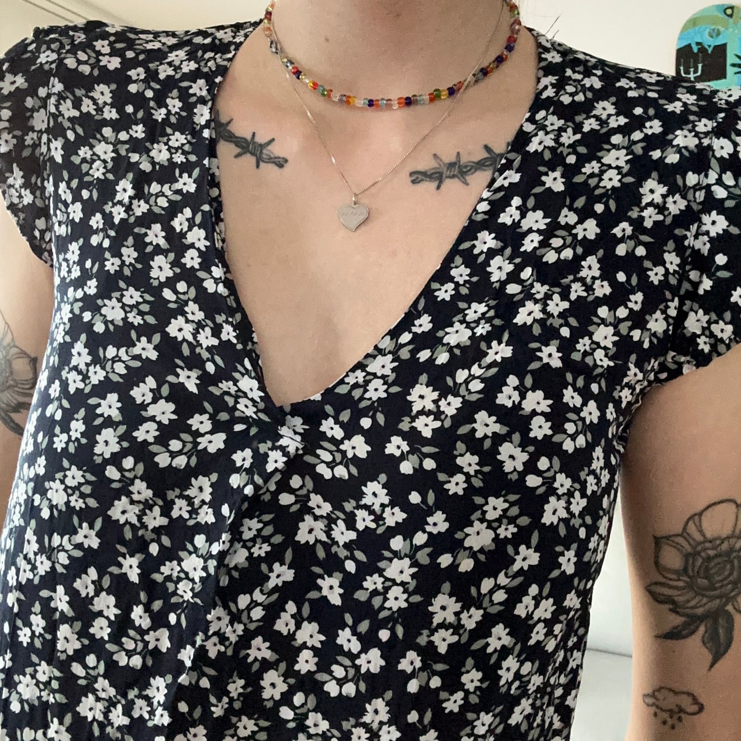 Schwarzes Shirt mit weißem Blumendruck