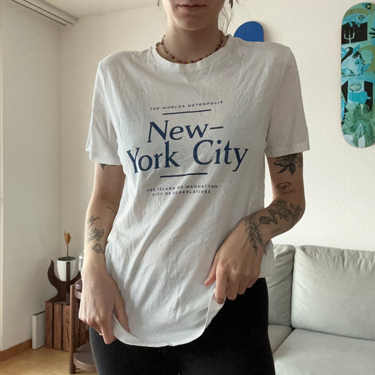 Chemise blanche avec imprimé bleu sur le devant