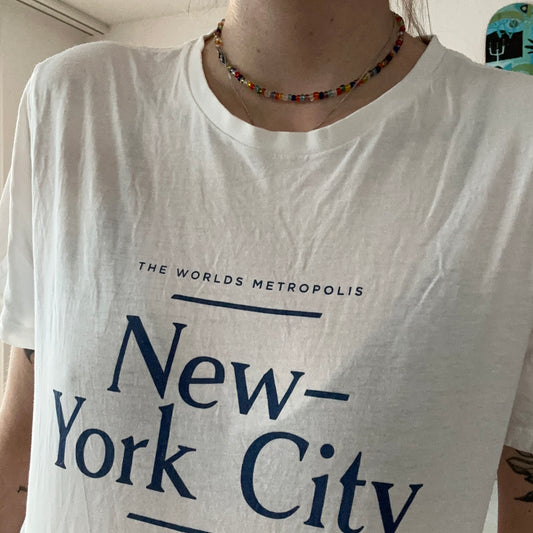 Chemise blanche avec imprimé bleu sur le devant