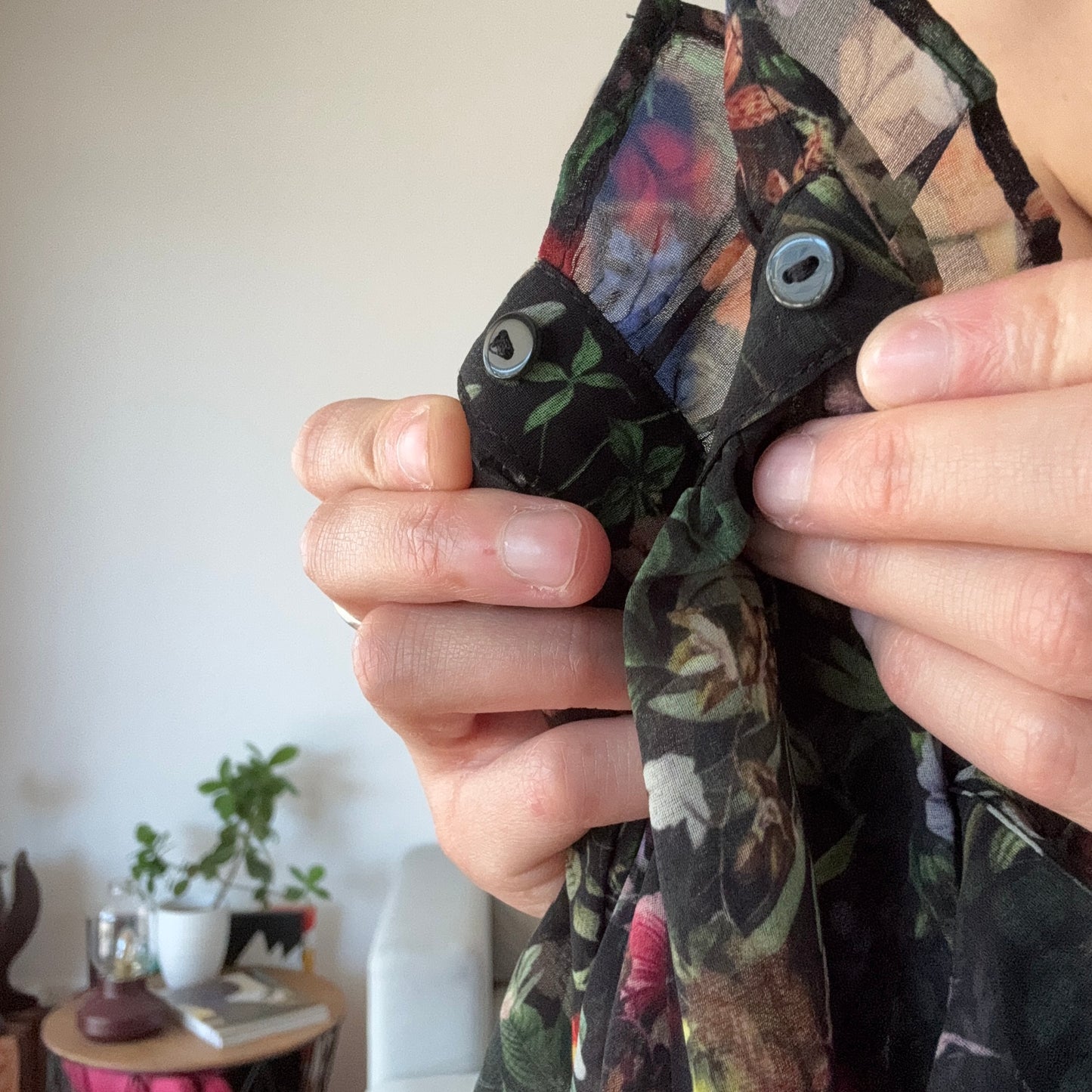 Schwarze Bluse mit Blumenmuster | Bern