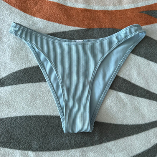 Blaues Bikinihöschen