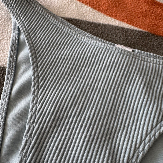 Blaues Bikinihöschen