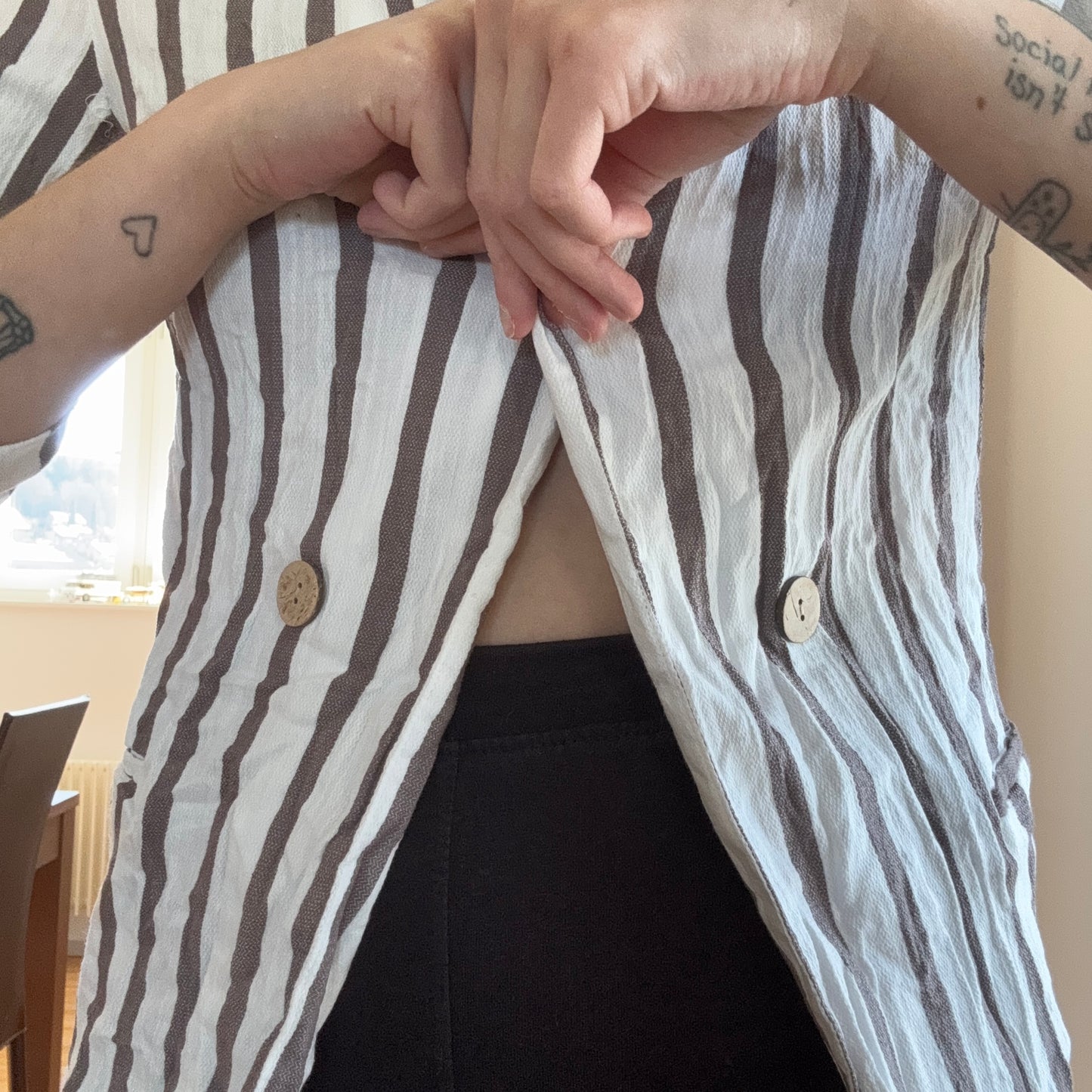 Cardigan blanc à rayures marron