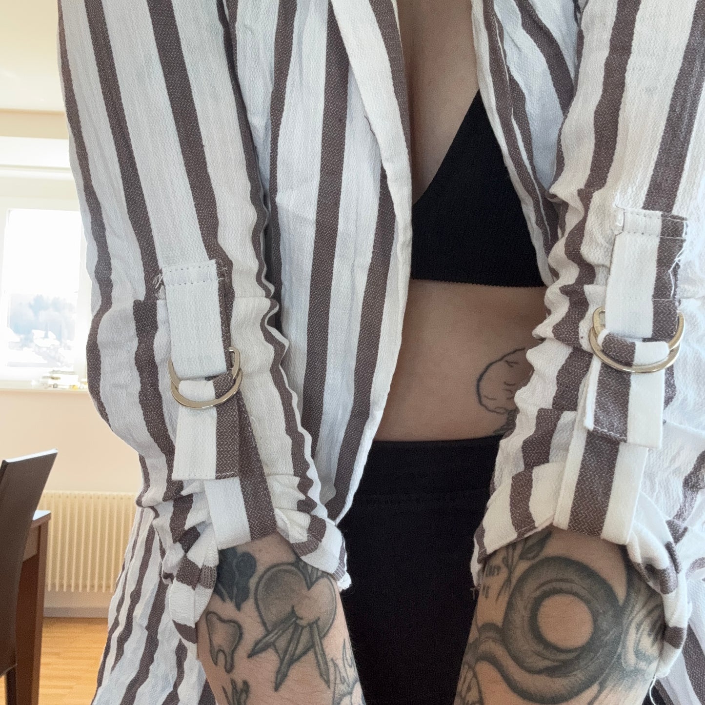Cardigan blanc à rayures marron