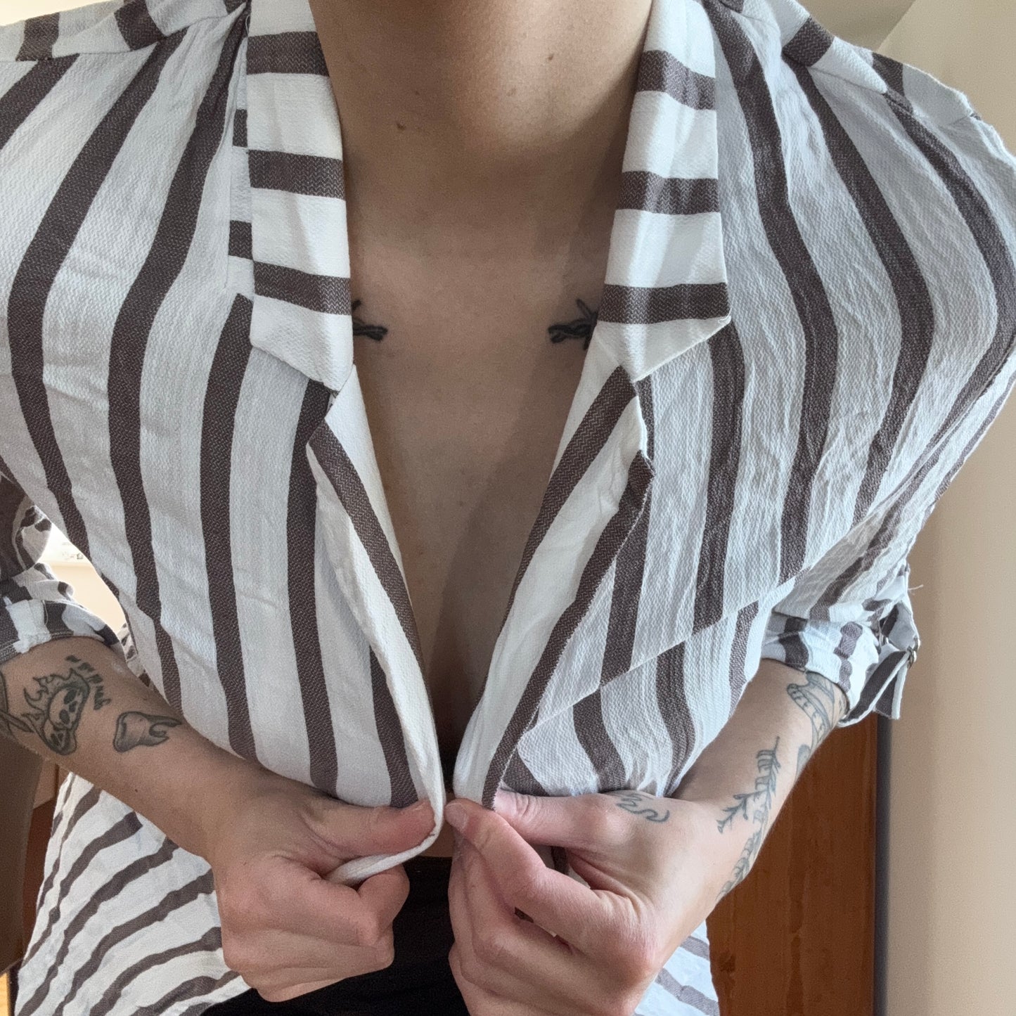 Cardigan blanc à rayures marron
