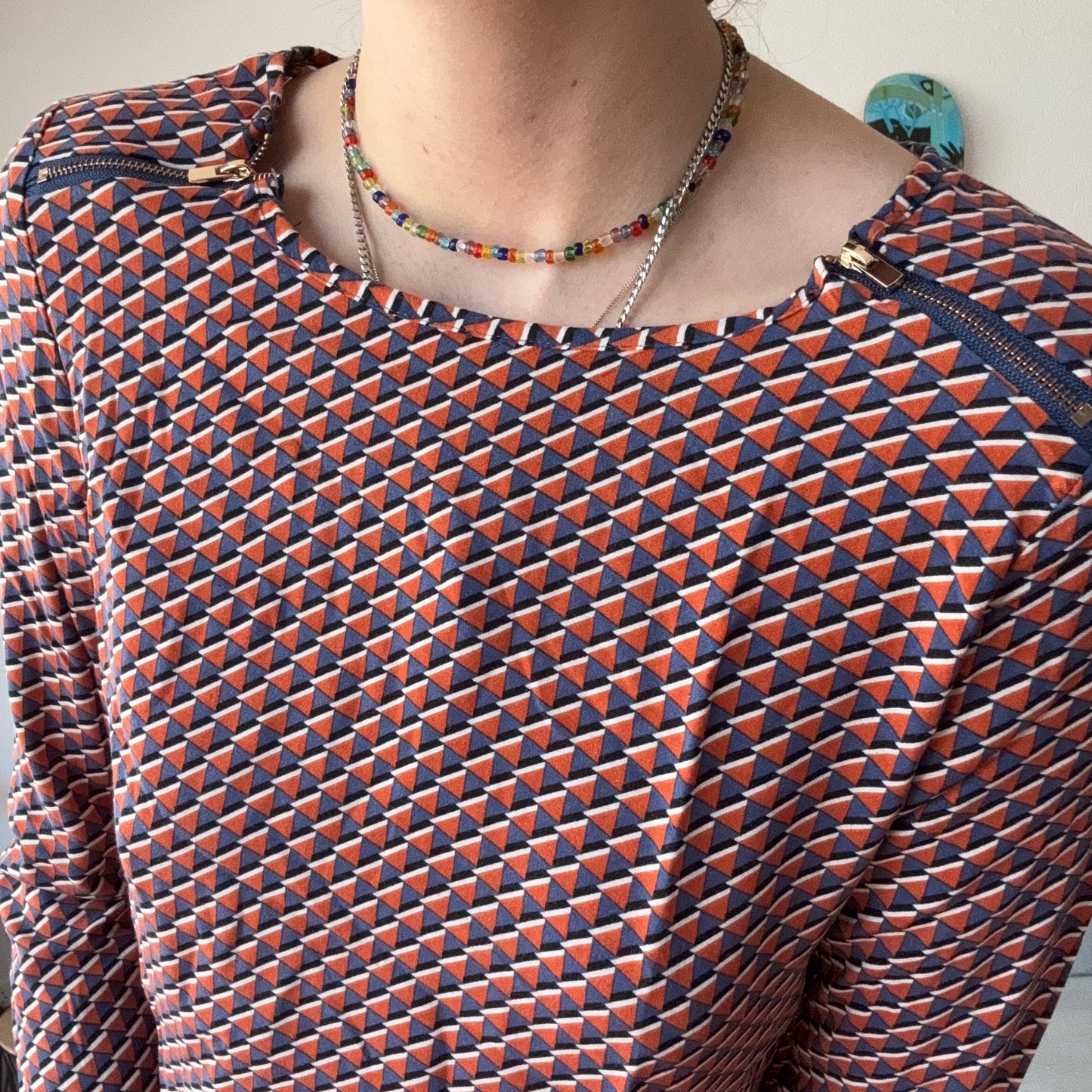 Haut à manches longues à motif orange, bleu et blanc