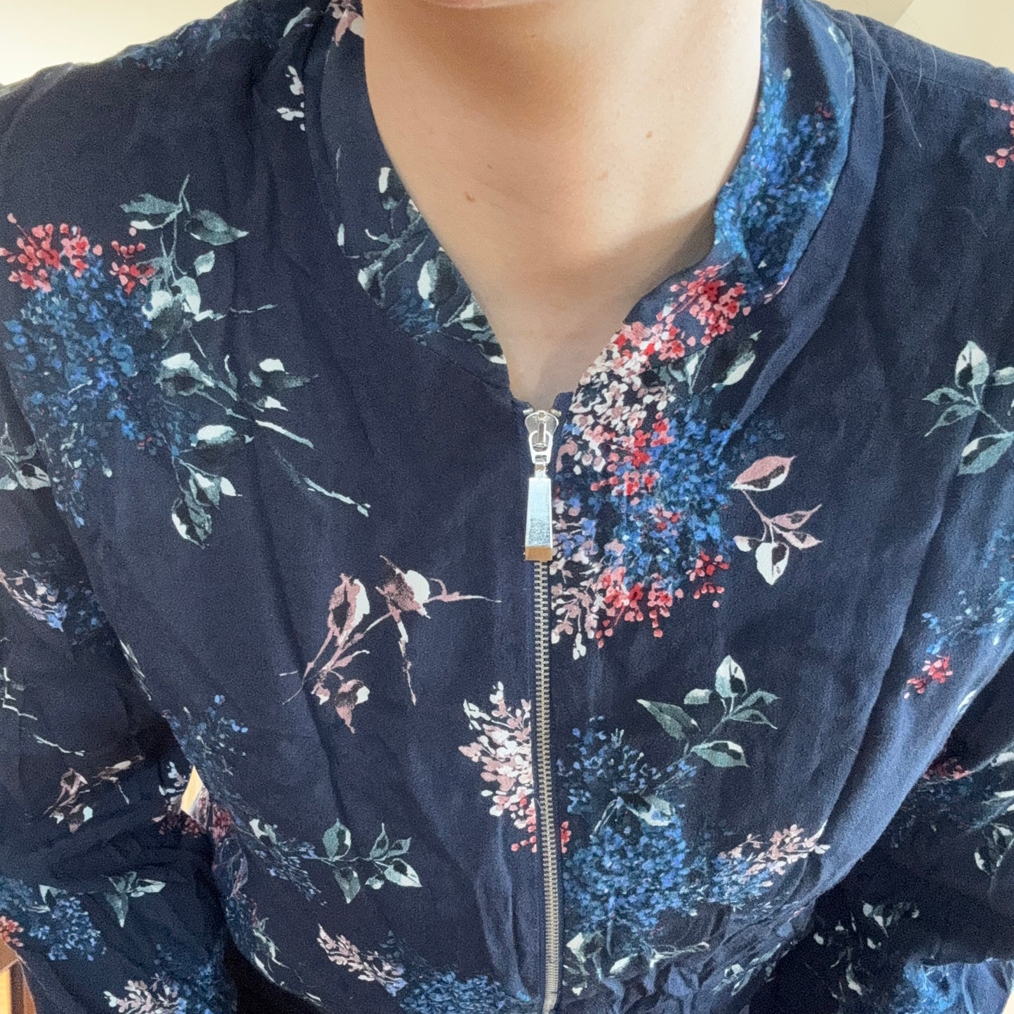 Veste bleue à motif floral