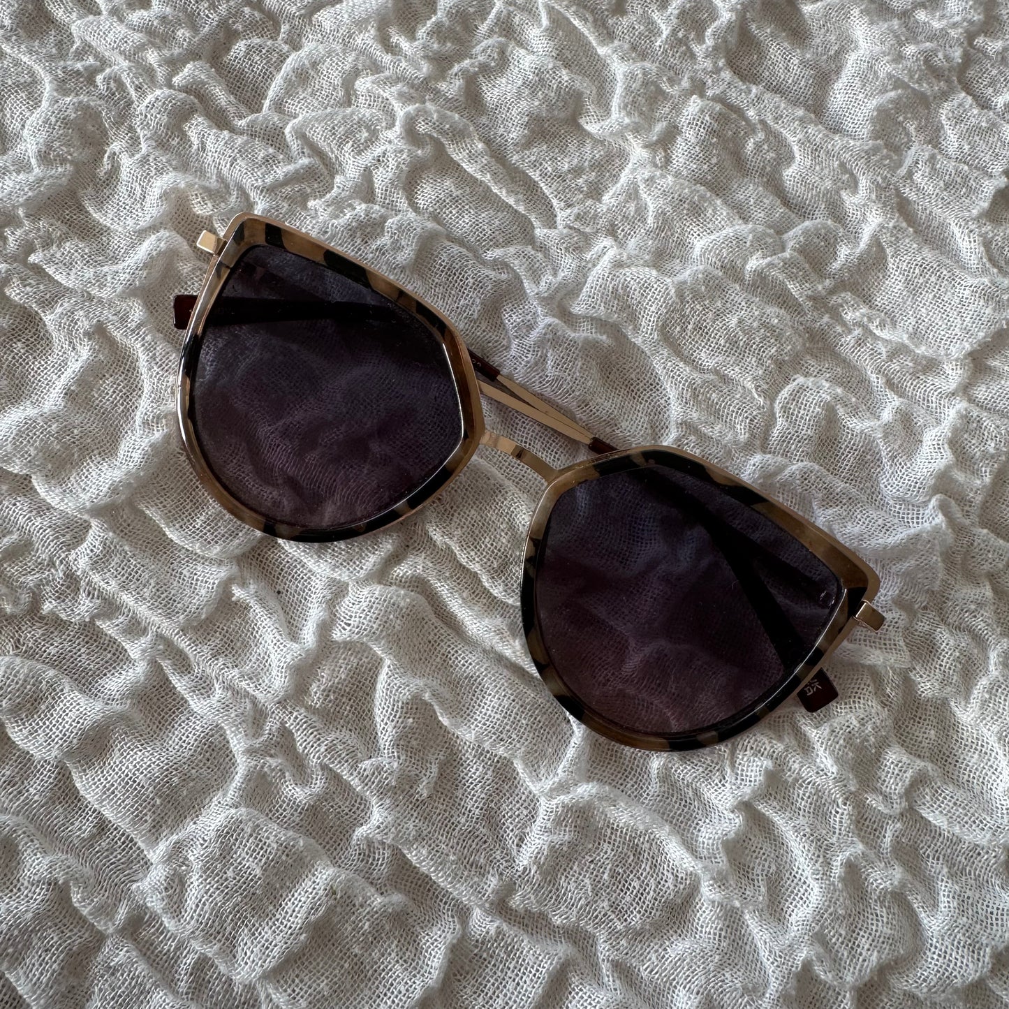 Braune Sonnenbrille mit schwarzem Muster