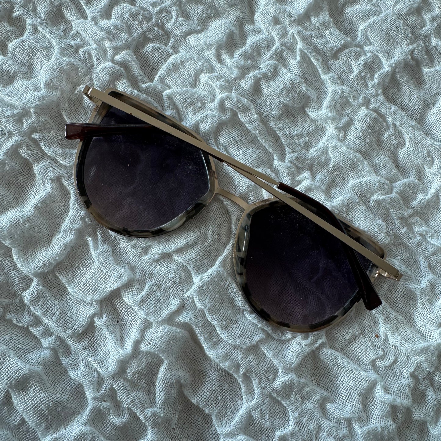 Braune Sonnenbrille mit schwarzem Muster