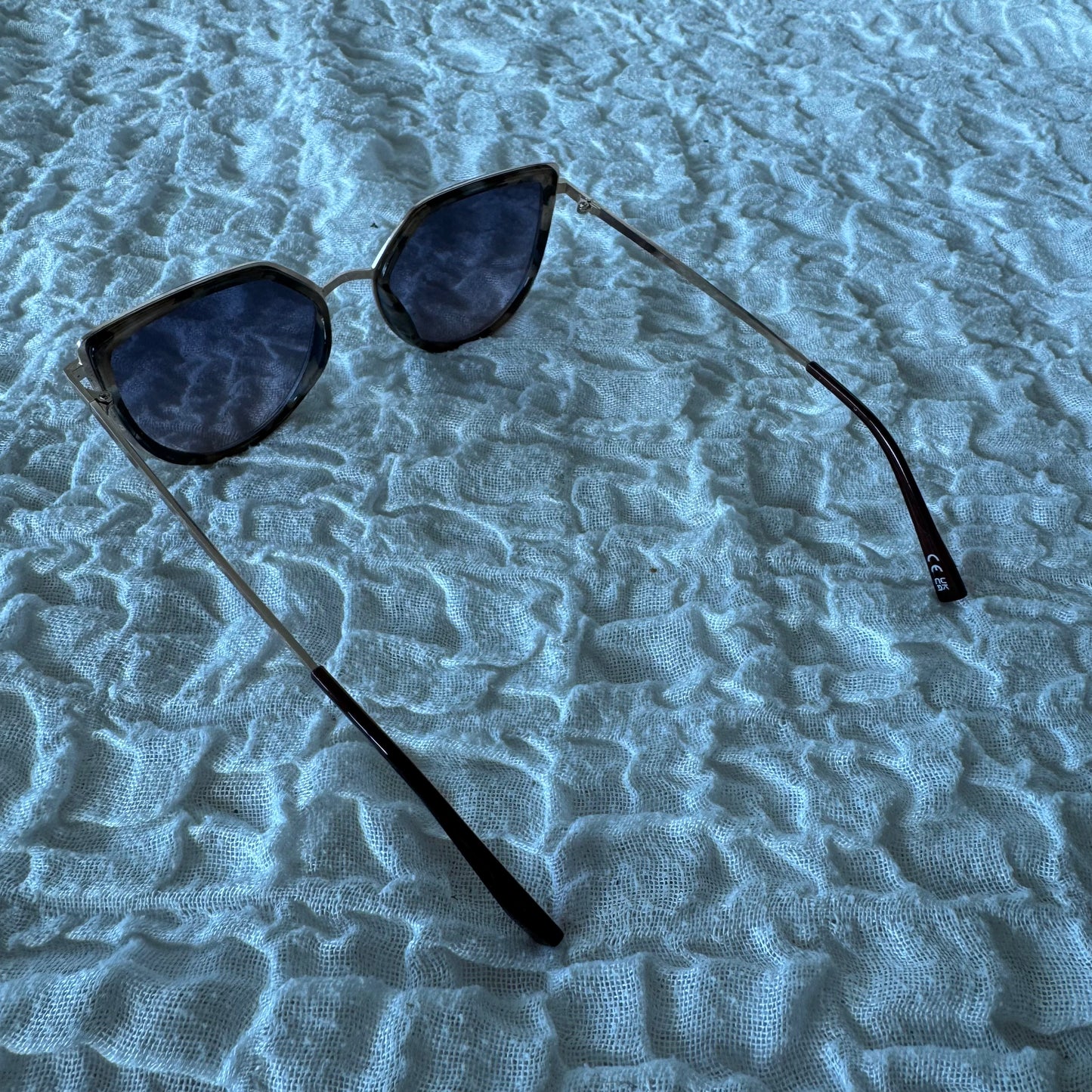 Braune Sonnenbrille mit schwarzem Muster