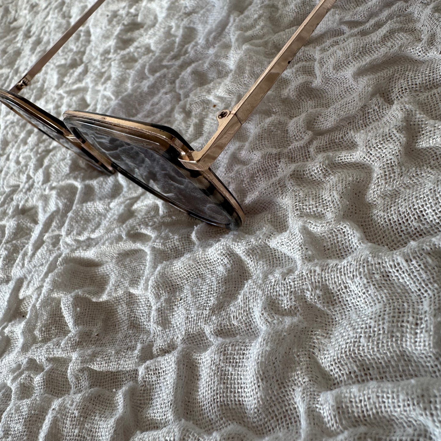 Braune Sonnenbrille mit schwarzem Muster