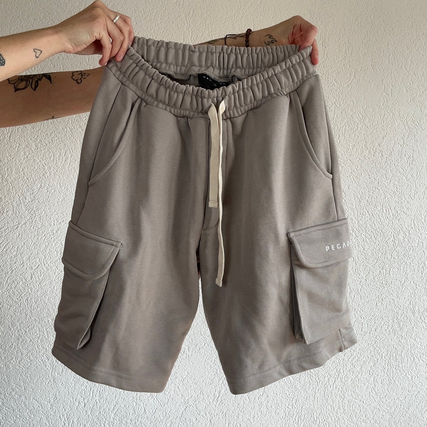 Graue Shorts