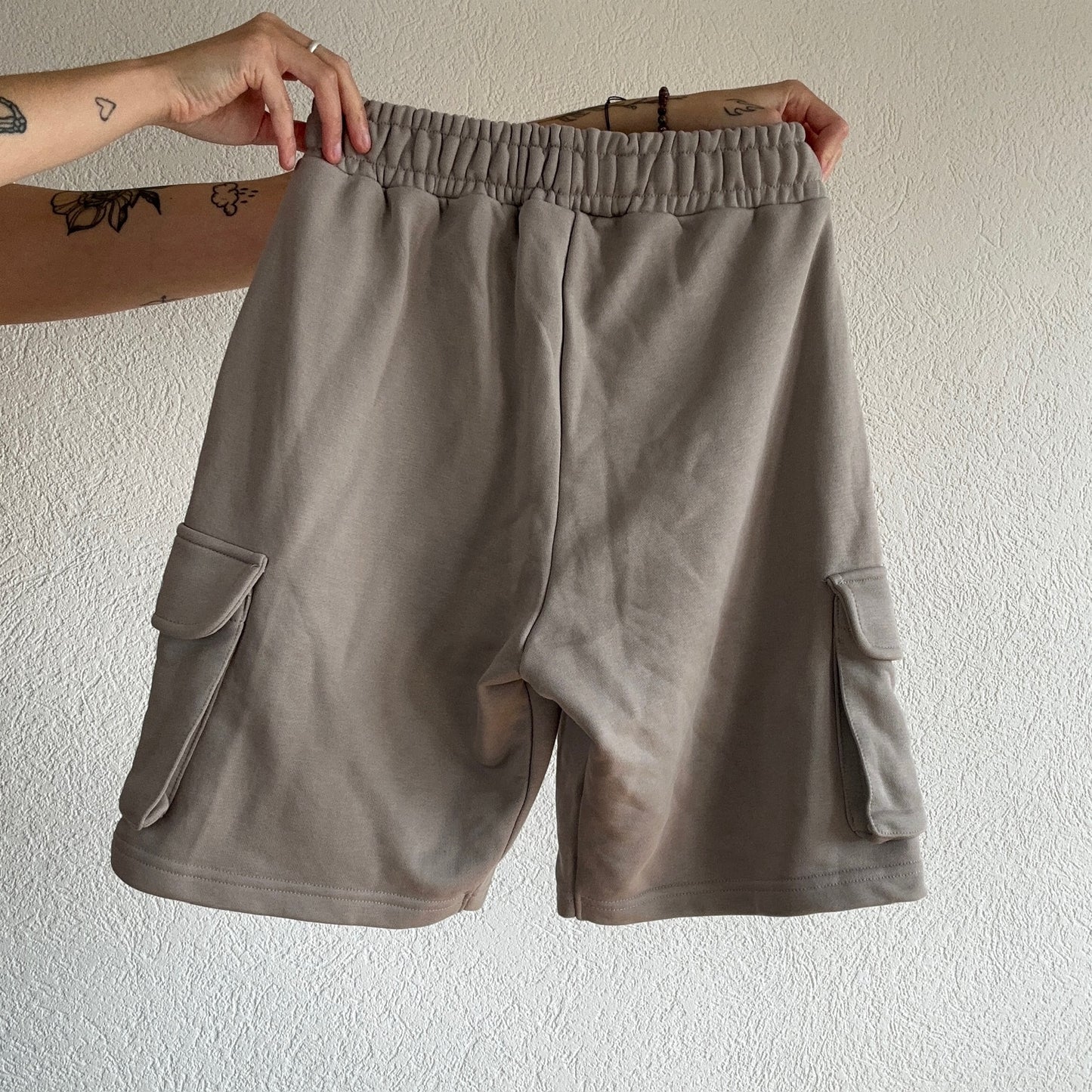 Graue Shorts