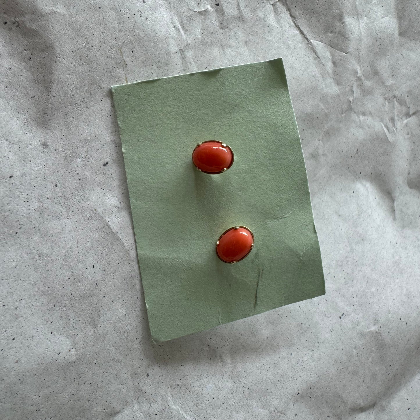 Rote Ohrstecker