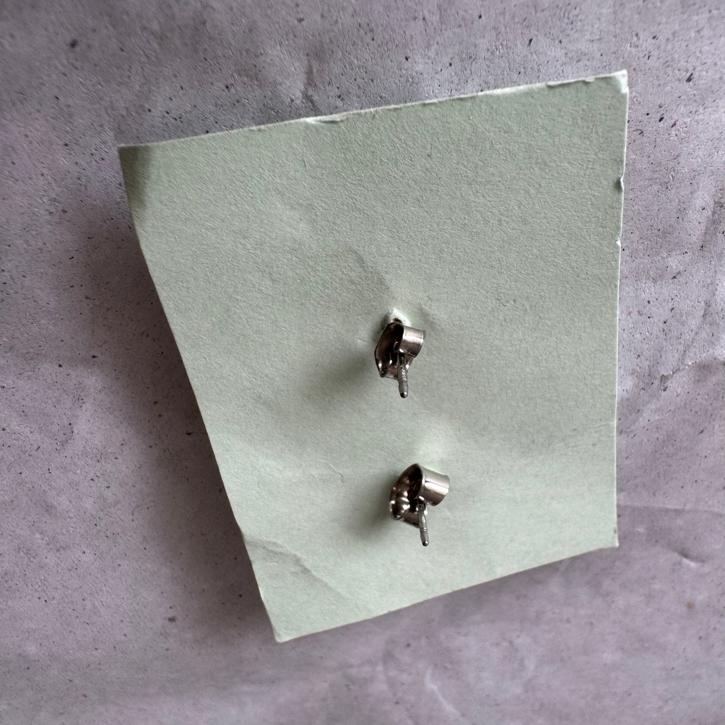 Rote Ohrstecker