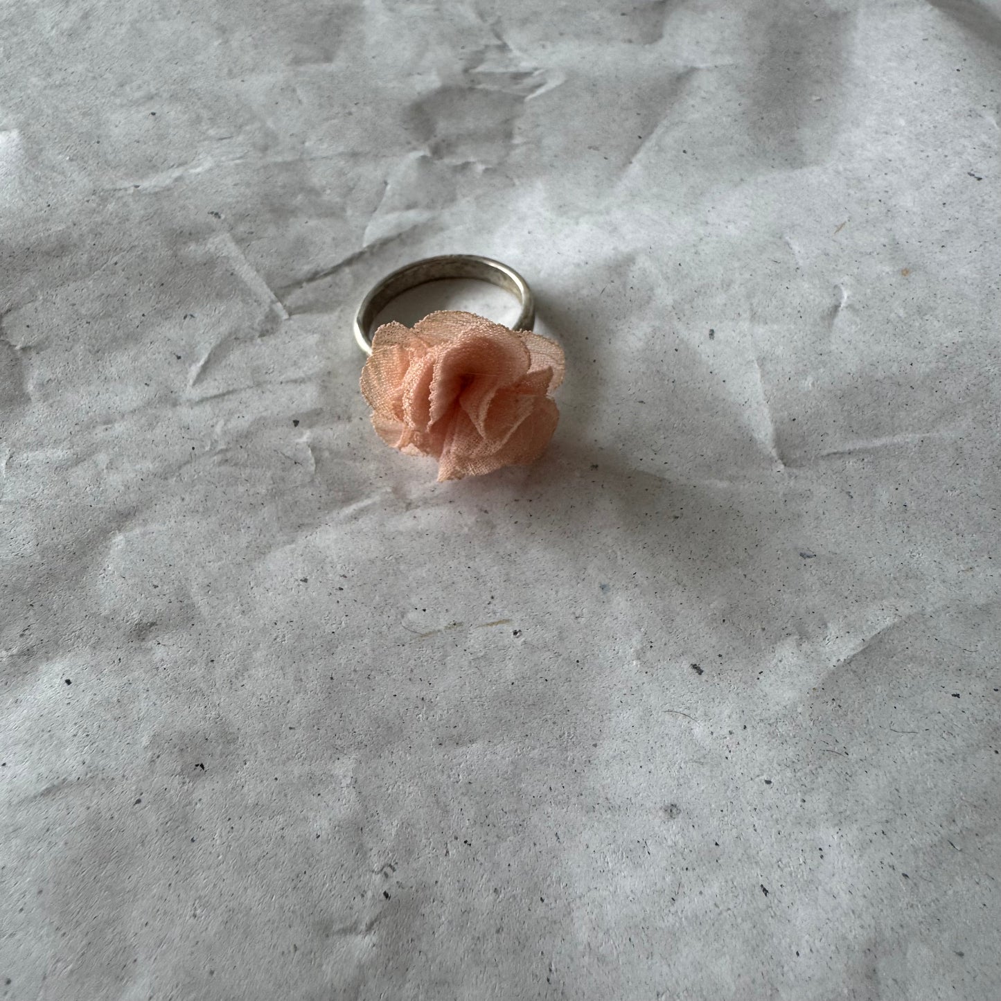 Bague en argent ornée d'une jolie fleur