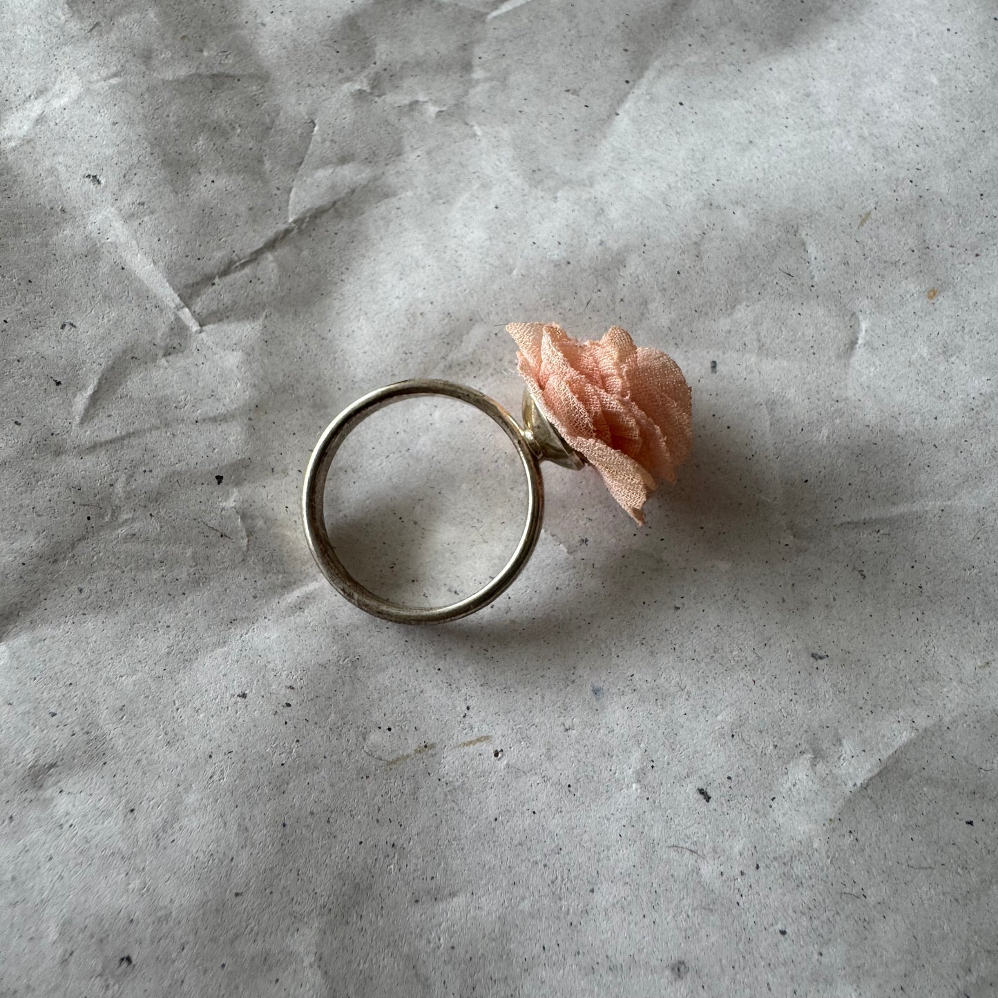 Bague en argent ornée d'une jolie fleur
