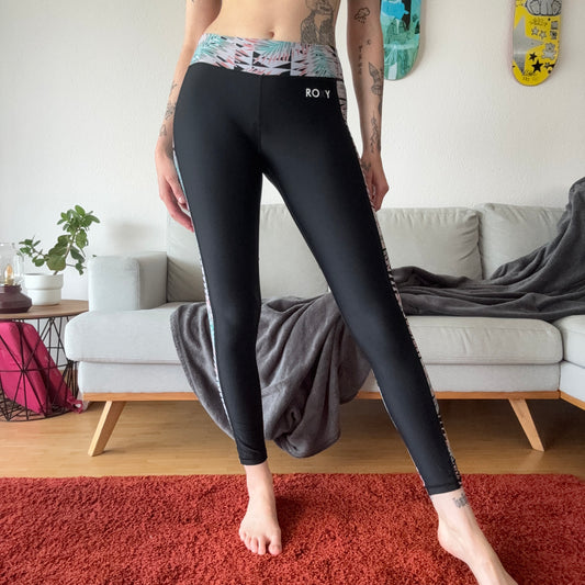 Schwarze Sportleggings mit buntem Muster