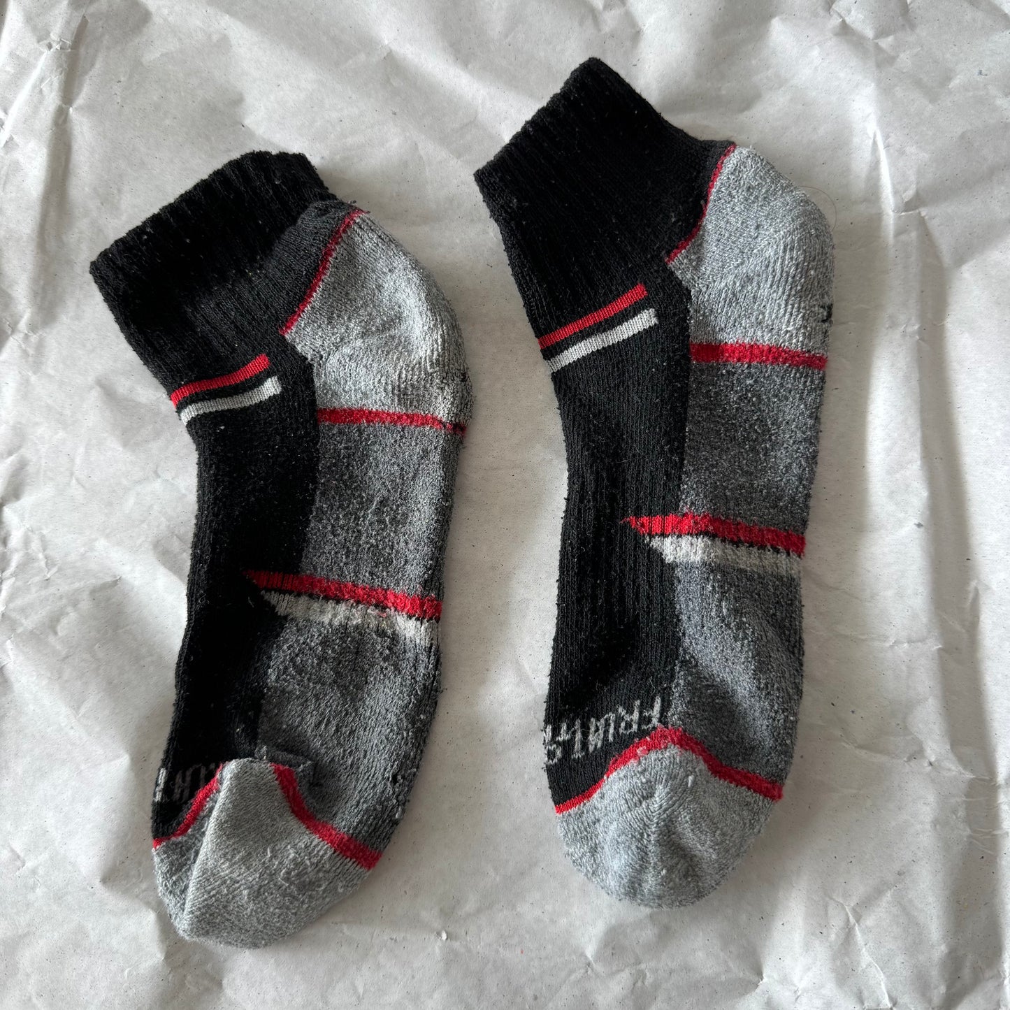 Schwarze und graue Socken