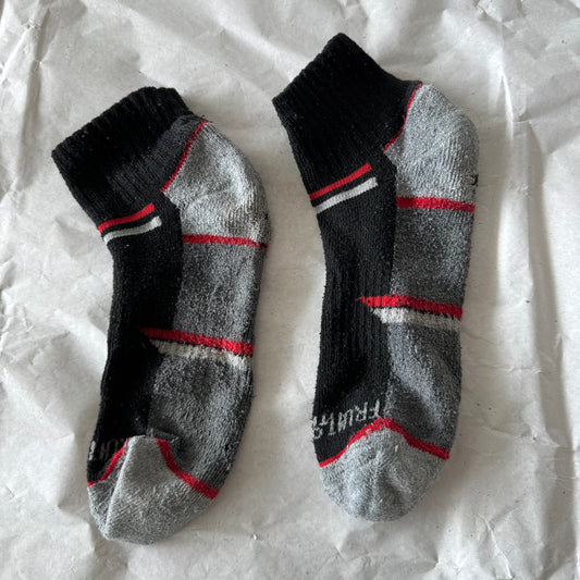 Schwarze und graue Socken