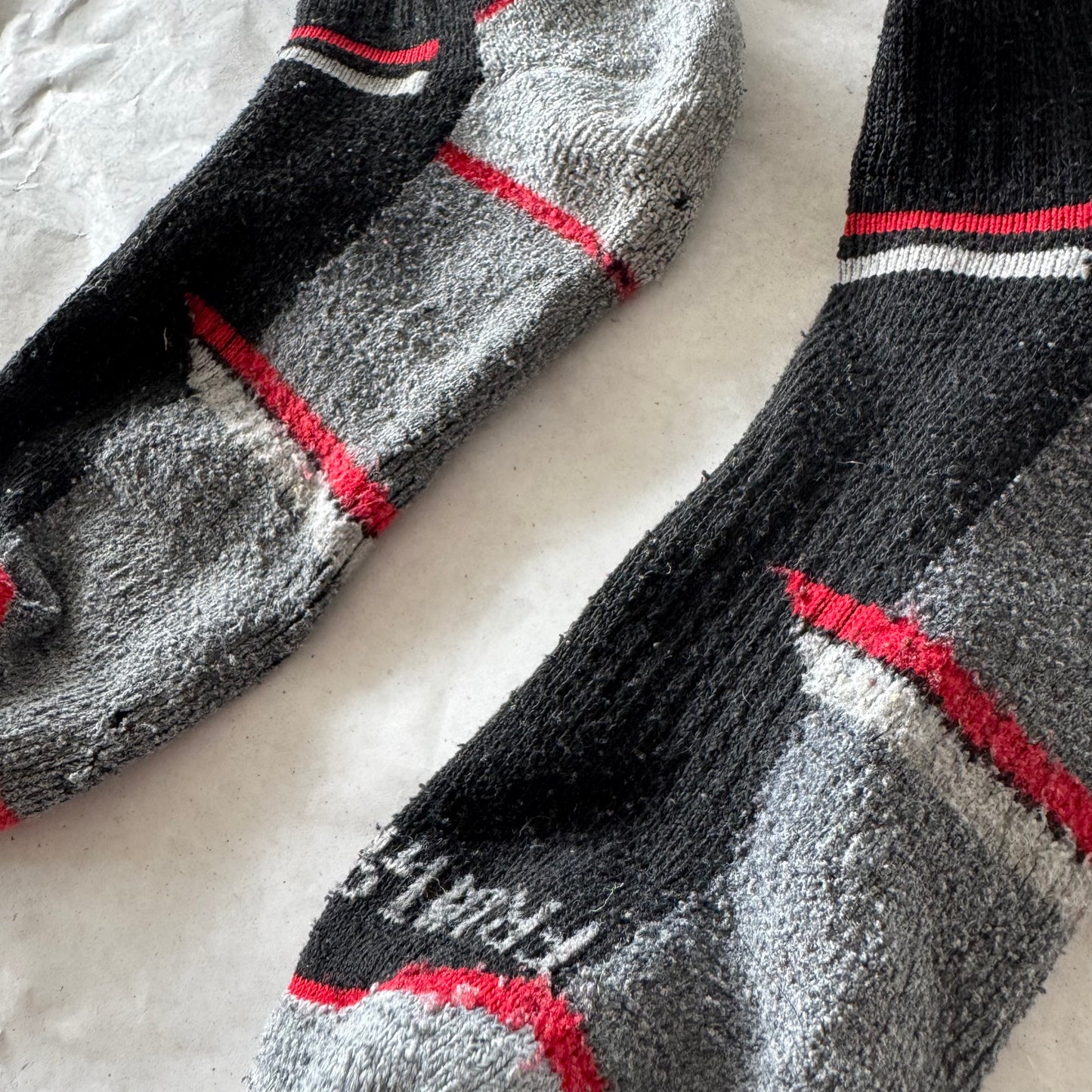 Schwarze und graue Socken