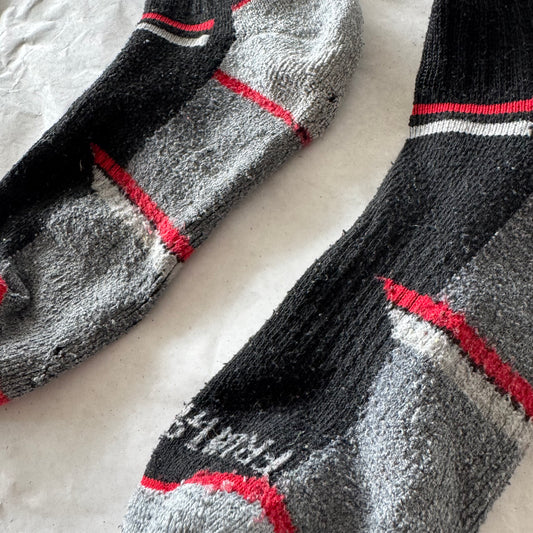 Schwarze und graue Socken