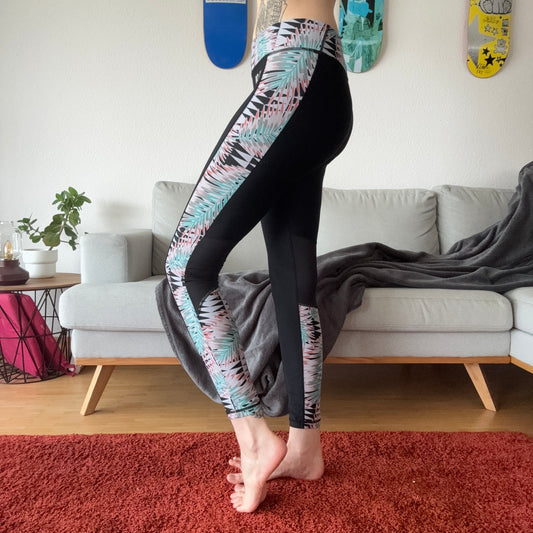 Schwarze Sportleggings mit buntem Muster