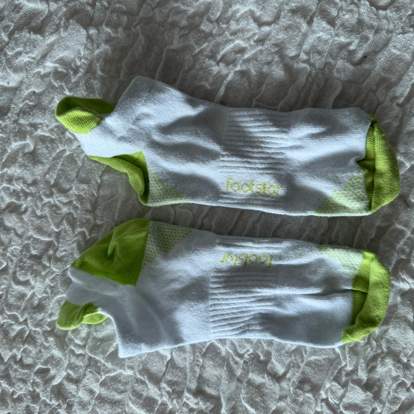 Weiße Socken mit grünen Details