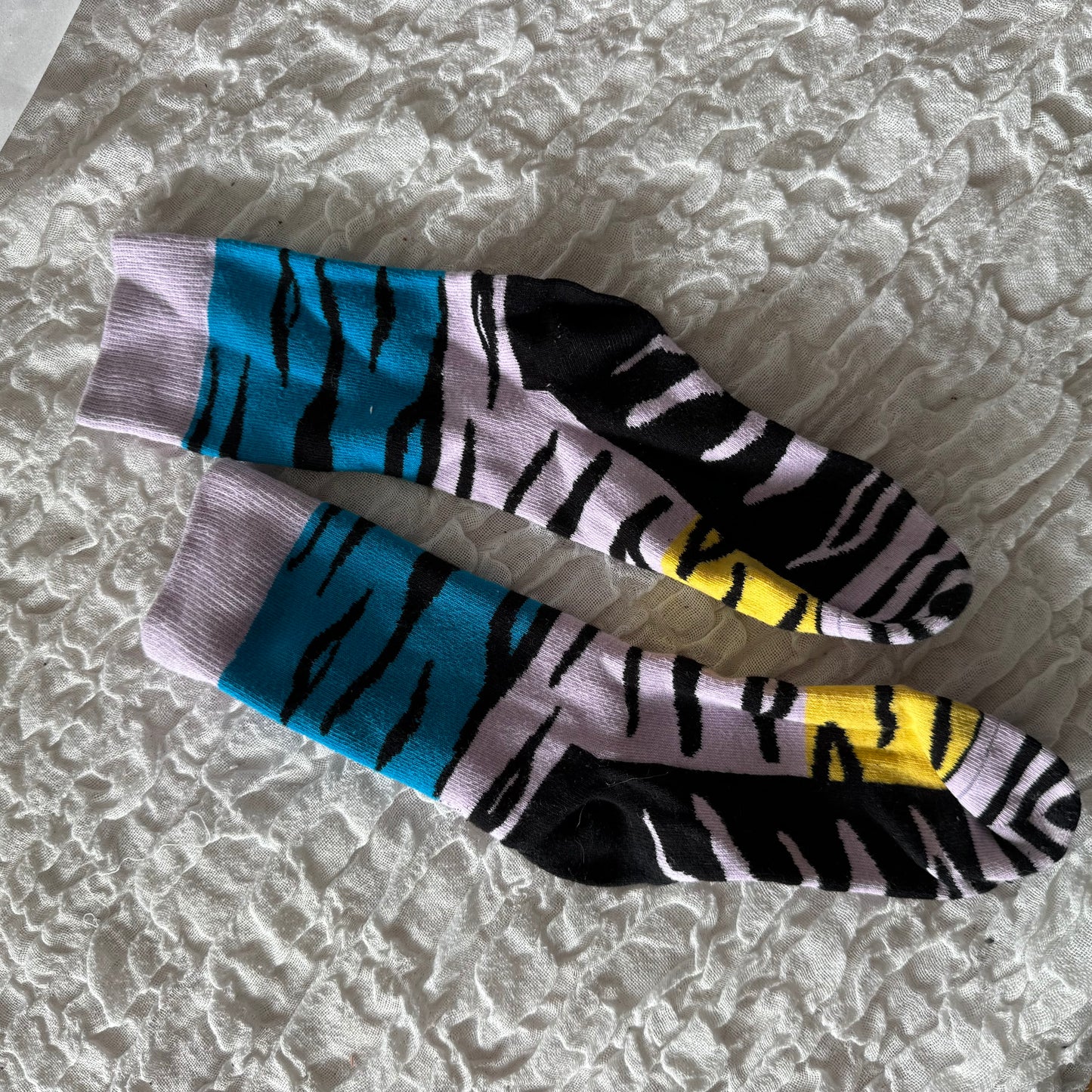 Blaue, lila und gelbe Socken