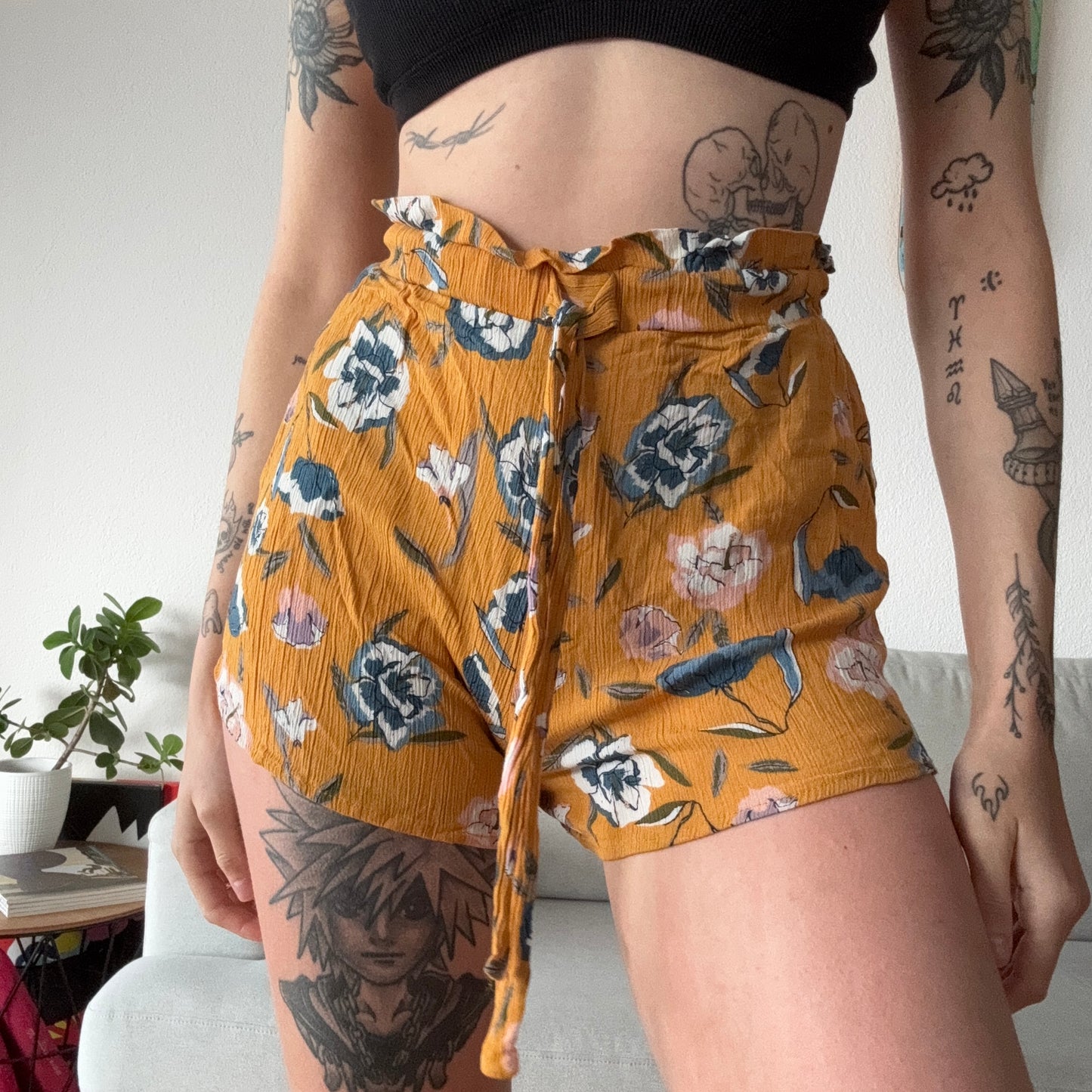 Short jaune à motif floral