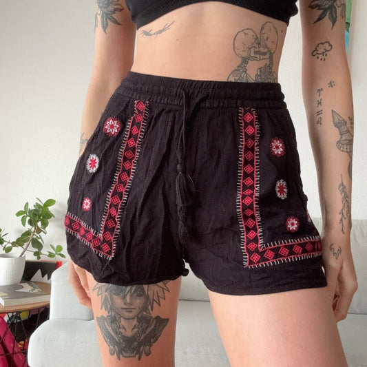 Schwarze Shorts mit roten Details | Bern